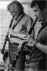 Gerry playing clarinet with Ronnie Odrich at Ronnie’s home, 1977. Photo by Franca R. Mulligan